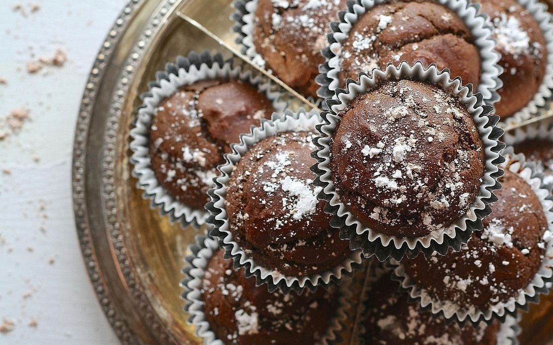 Bir tabakta sıcak tarçınlı çörek